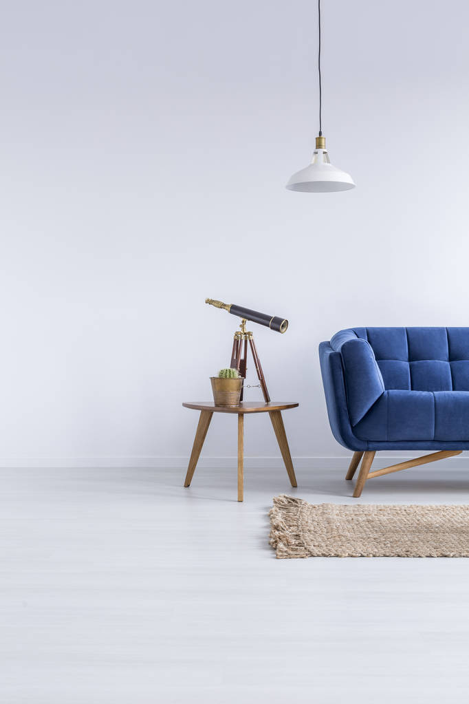 Apartamento branco com sofá azul
 - Foto, Imagem