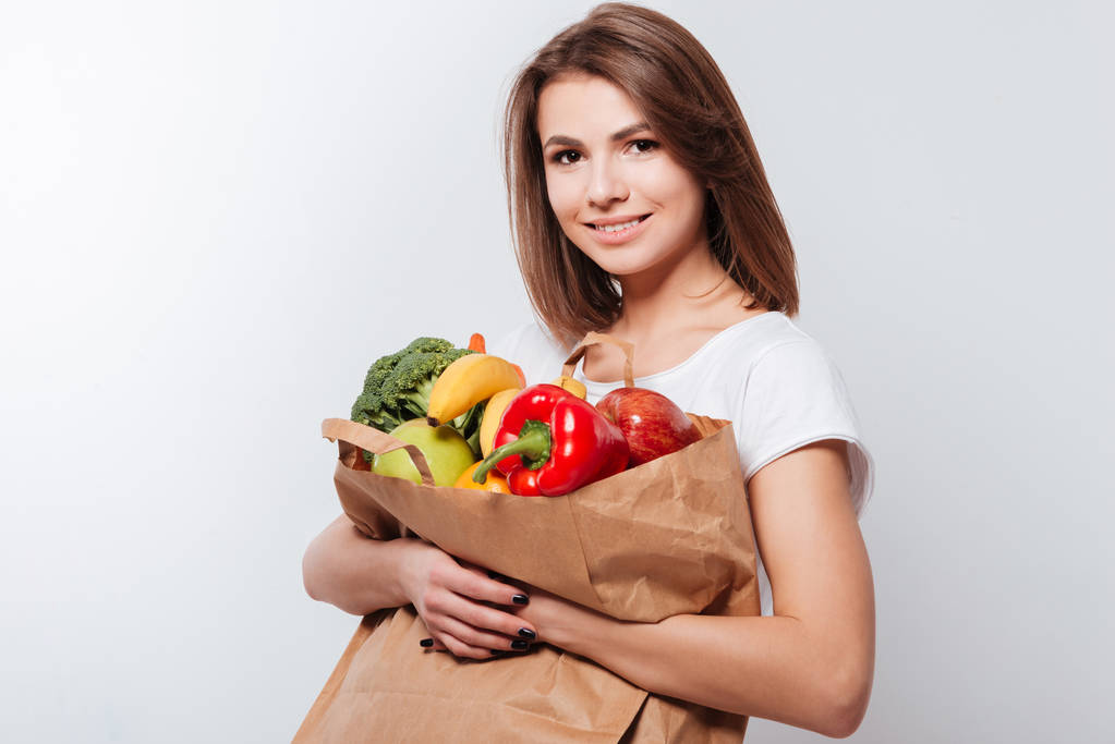 fröhliche junge Dame mit Obst und Gemüse - Foto, Bild
