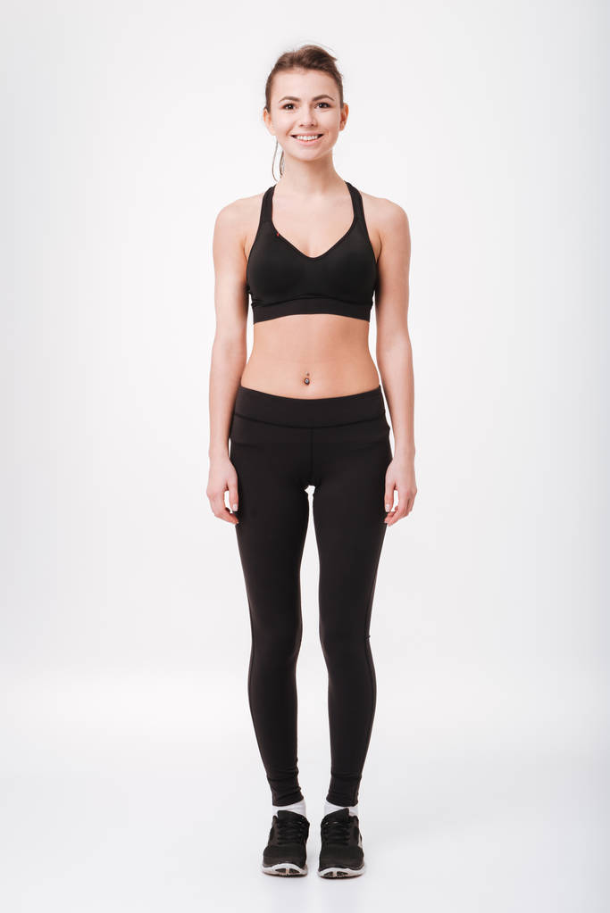 Mladí fitness žena stojící izolované - Fotografie, Obrázek