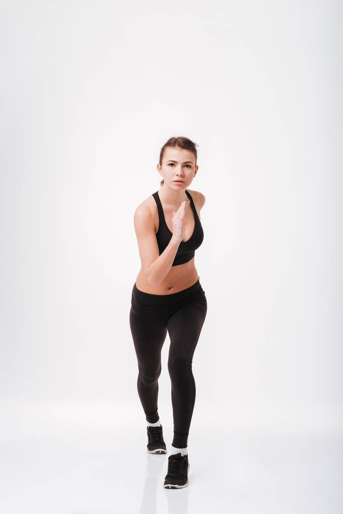 Ολόσωμο πορτρέτο μιας γυναίκας νέοι συμπυκνωμένο γυμναστήριο τρέξιμο - Φωτογραφία, εικόνα