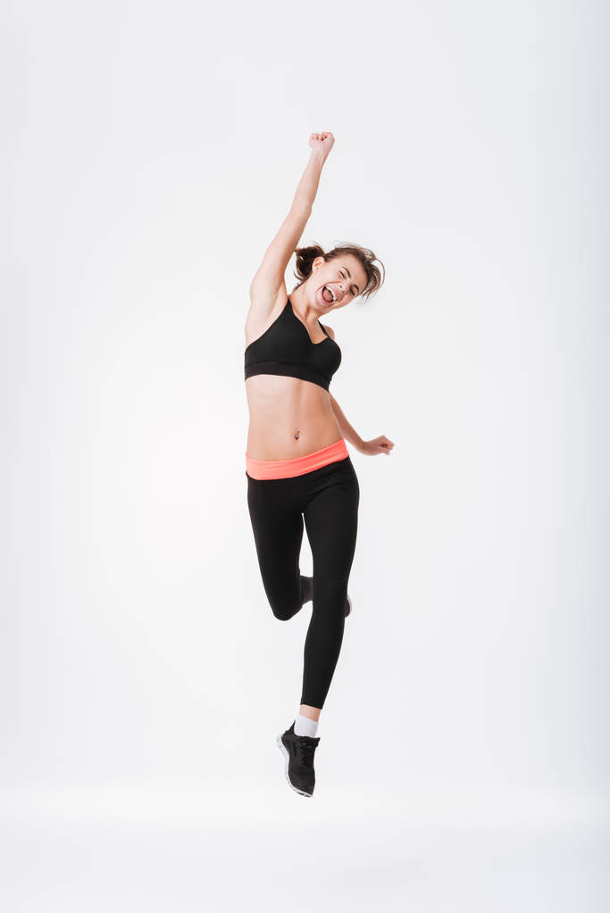 hübsche junge Fitness-Frau springt - Foto, Bild