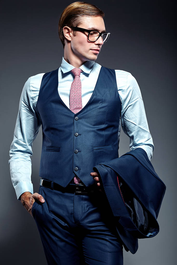  όμορφος επιχειρηματίας αρσενικό μοντέλο σε μπλε κοστούμι ποζάρει στο studio - Φωτογραφία, εικόνα
