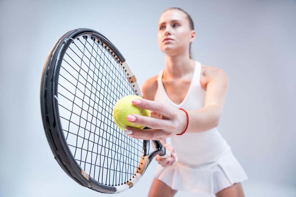 mladá žena hraje tenis - Fotografie, Obrázek