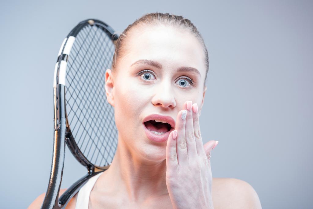Jugadora de tenis femenina con raqueta
 - Foto, imagen