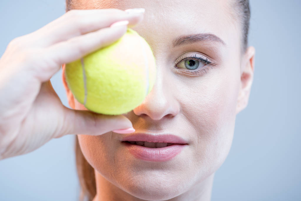 Jugadora de tenis femenina con pelota
 - Foto, imagen