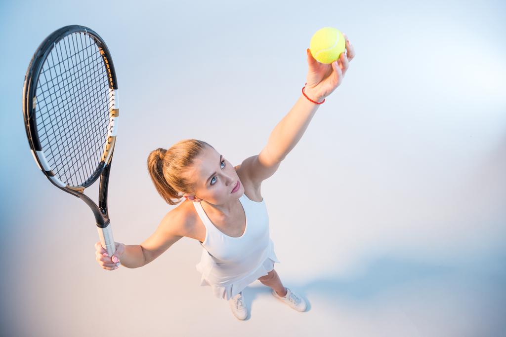 mujer con raqueta y pelota
 - Foto, imagen