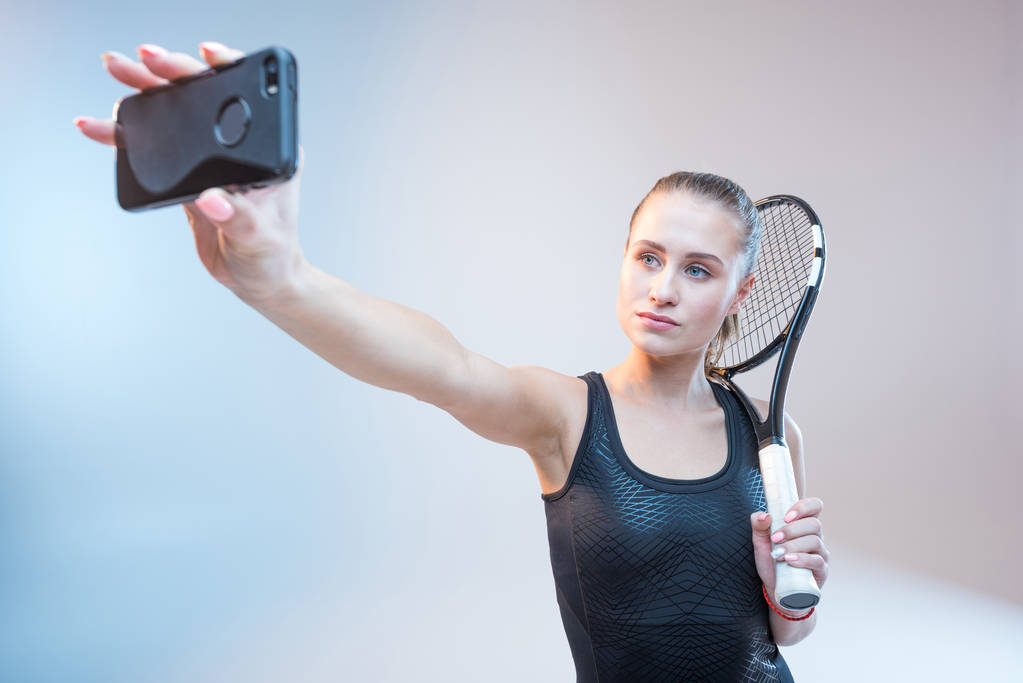 テニスラケットを持つ女性 - 写真・画像