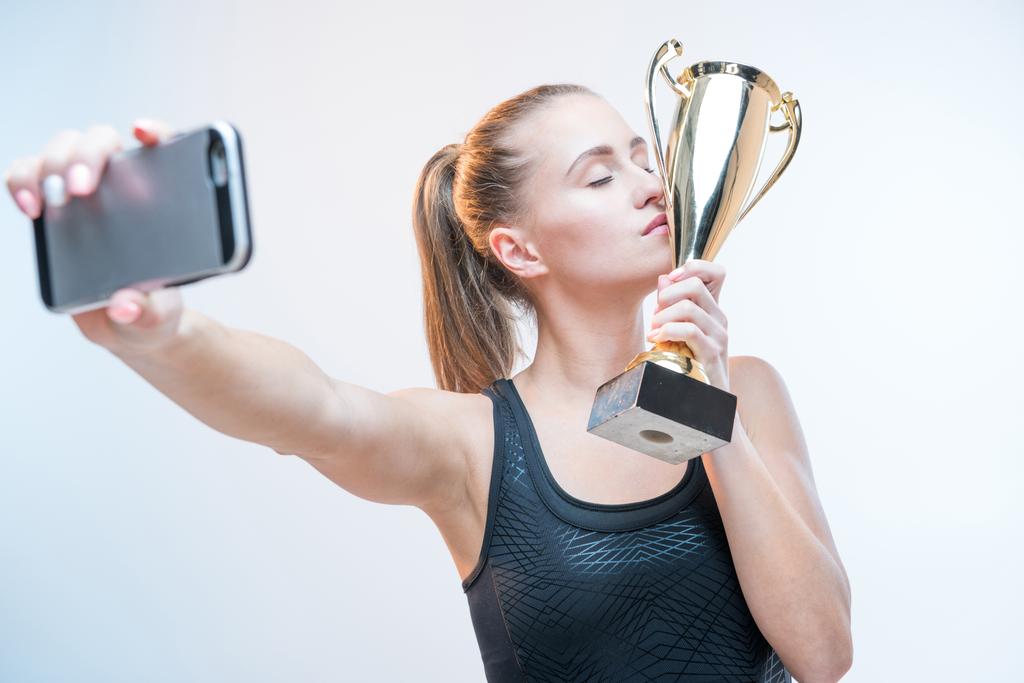 женщина держит трофей
 - Фото, изображение