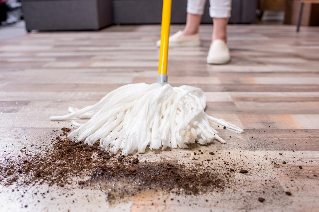 donna pulizia pavimento con mocio - Foto, immagini