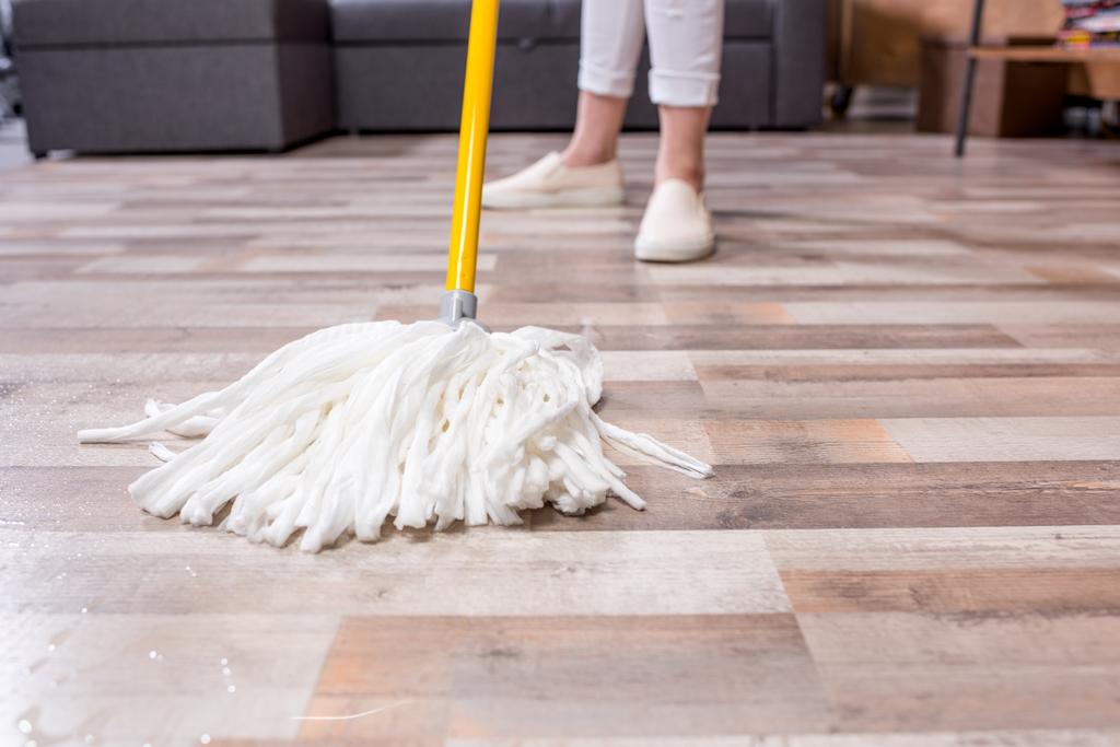 γυναίκα καθαρίζοντας πάτωμα με σφουγγαρίστρα - Φωτογραφία, εικόνα