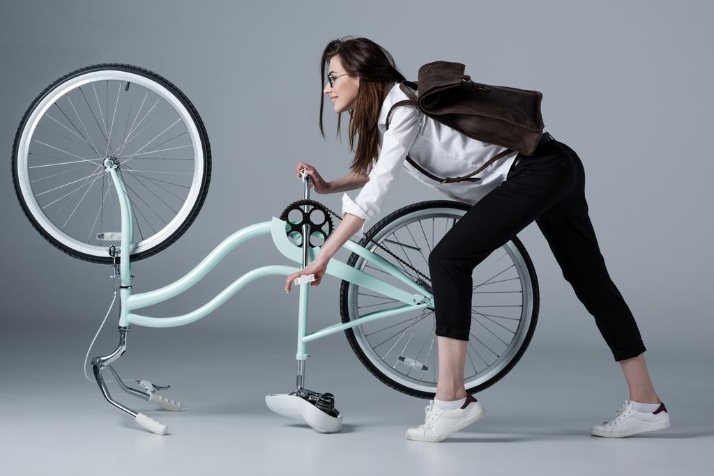 自転車の流行に敏感な女性 - 写真・画像