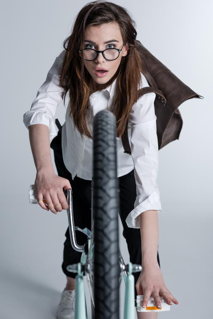 mujer hipster con bicicleta
 - Foto, imagen