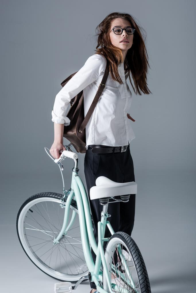 mulher hipster com bicicleta
 - Foto, Imagem