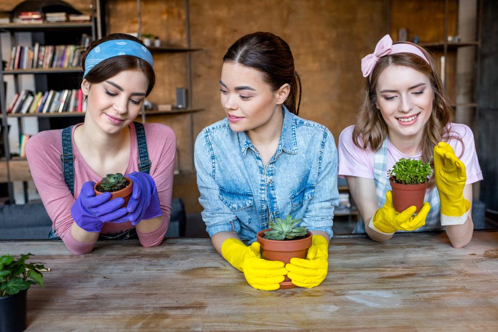 mulheres com plantas em vasos
 - Foto, Imagem