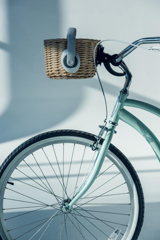 хипстерский велосипед с корзиной
 - Фото, изображение