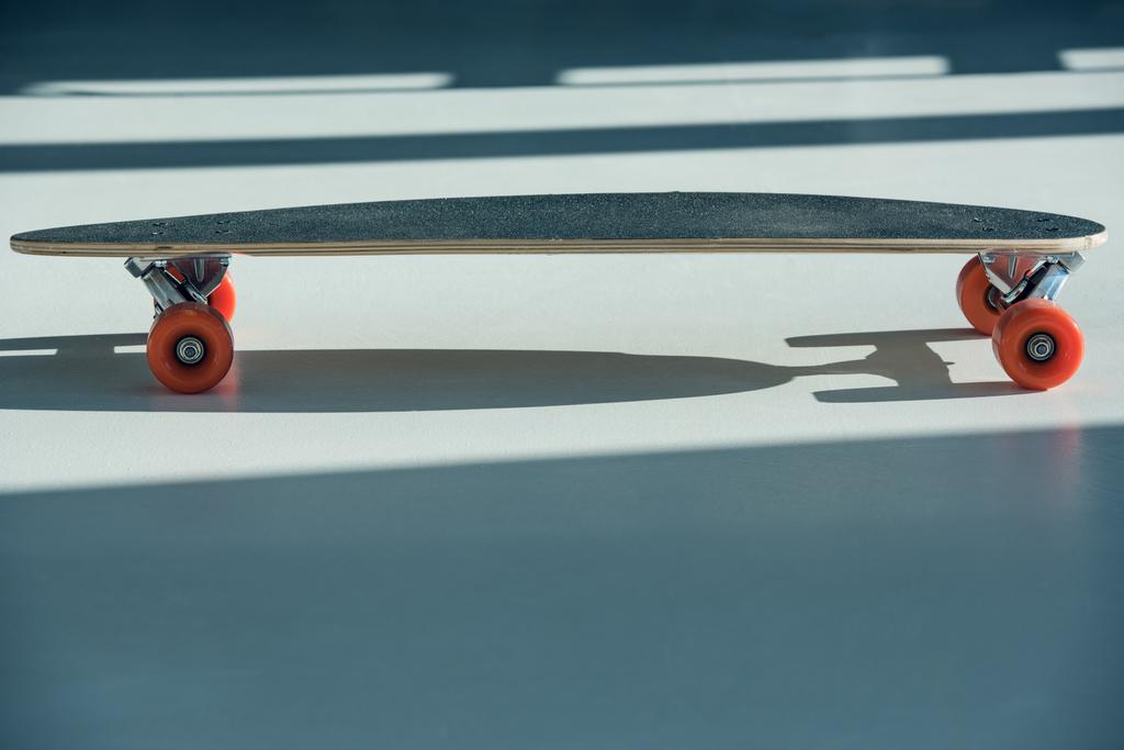 скейтборд с оранжевыми колесами
 - Фото, изображение