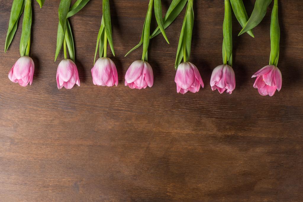 Tulipanes rosados en la mesa
 - Foto, Imagen