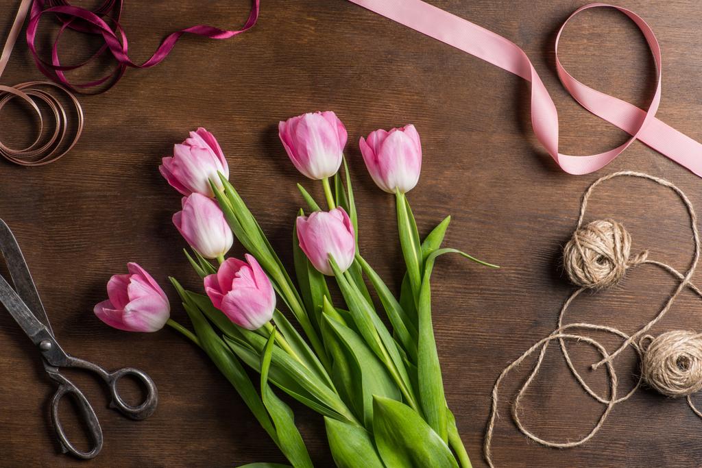 Roze tulpen op tafel - Foto, afbeelding