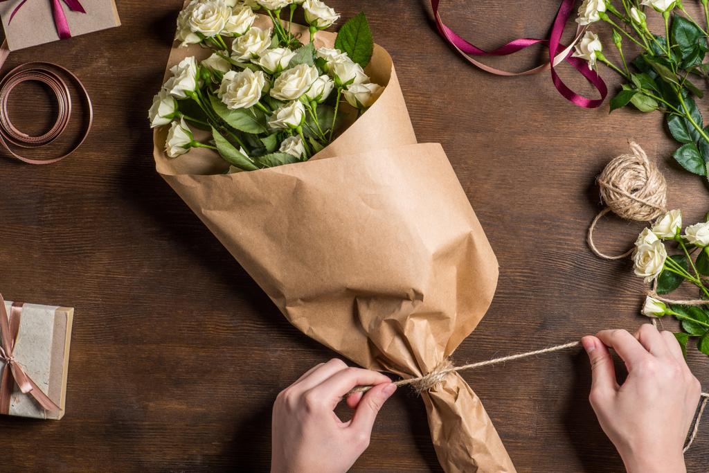 hands tying rope on bouquet - Photo, Image