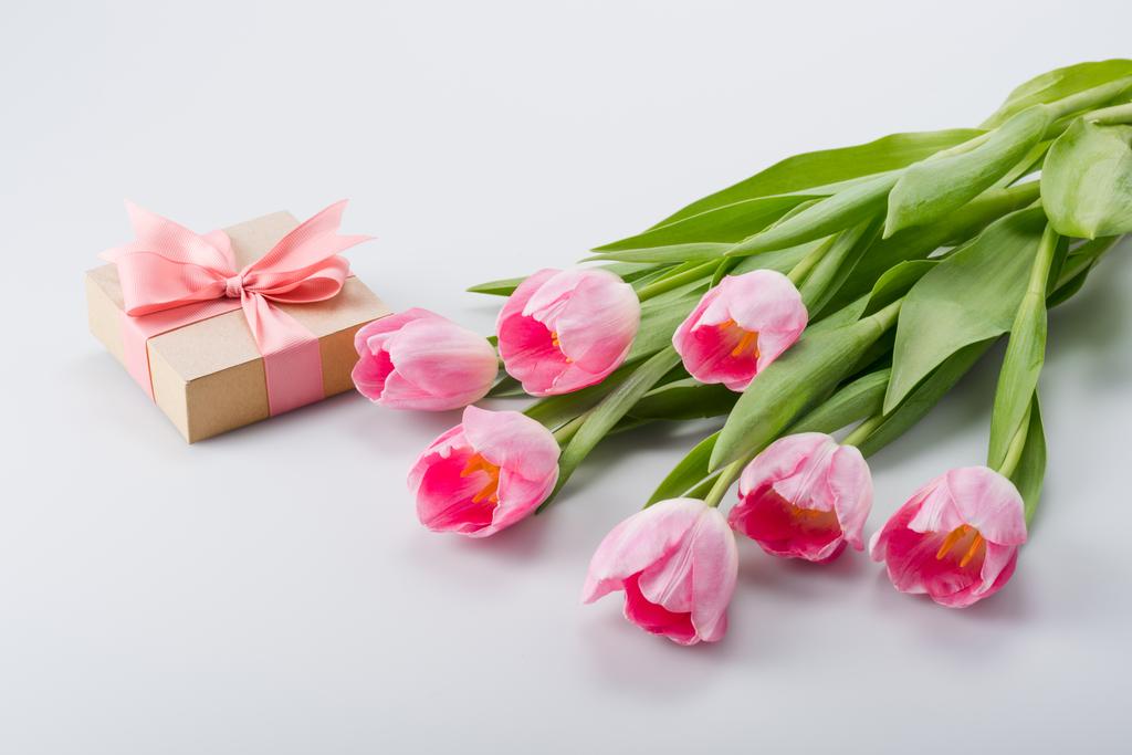 roze tulpen en cadeau - Foto, afbeelding