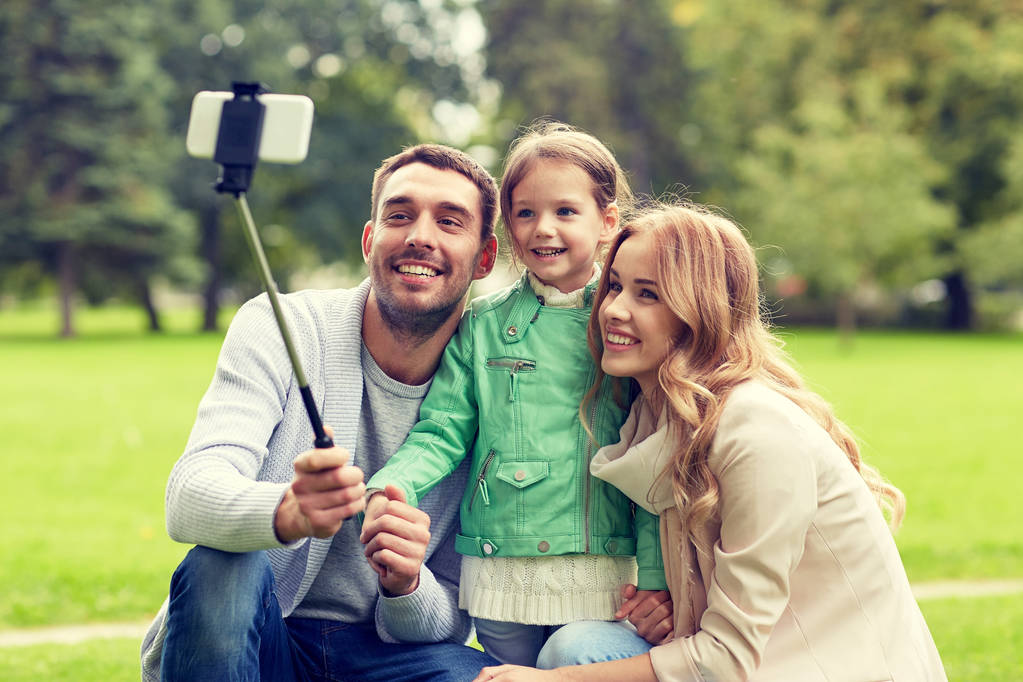 gelukkig familie nemen selfie door smartphone buitenshuis - Foto, afbeelding