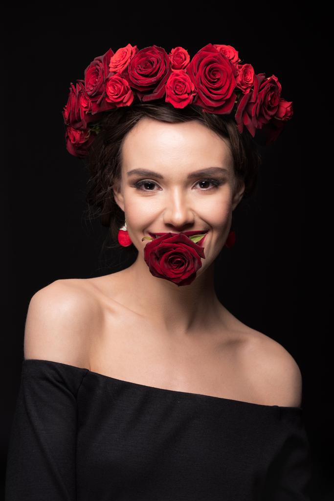 vrouw met rozen krans op hoofd - Foto, afbeelding