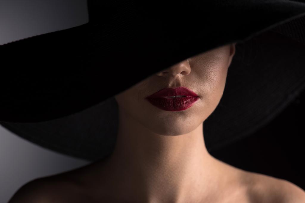 Fekete kalapos nő. - Fotó, kép