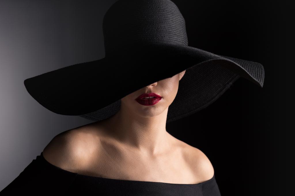 жінка в чорному капелюсі
 - Фото, зображення