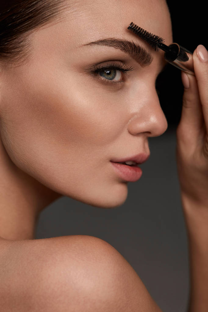 Женское лицо с красивыми бровями и профессиональный макияж
 - Фото, изображение