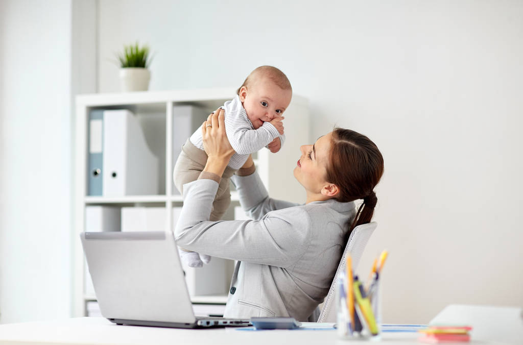 boldog üzletasszony baba és laptop iroda - Fotó, kép