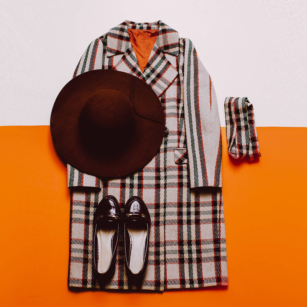 Checkered płaszcz i akcesoria. Modny kapelusz. Vintage moda - Zdjęcie, obraz
