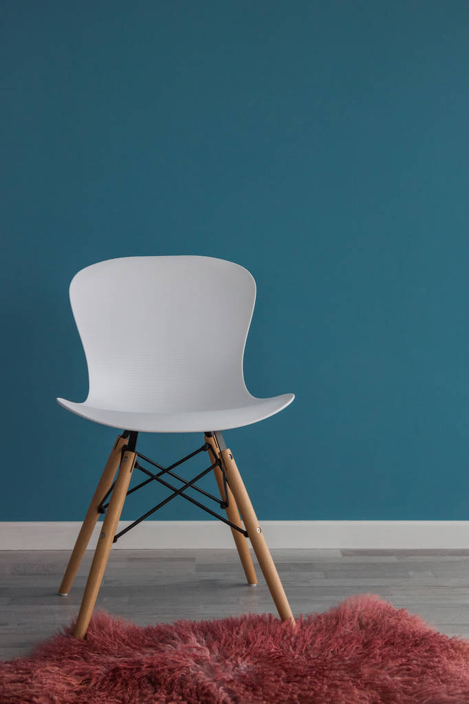 Scène de design d'intérieur avec une chaise blanche moderne sur le mur bleu
 - Photo, image