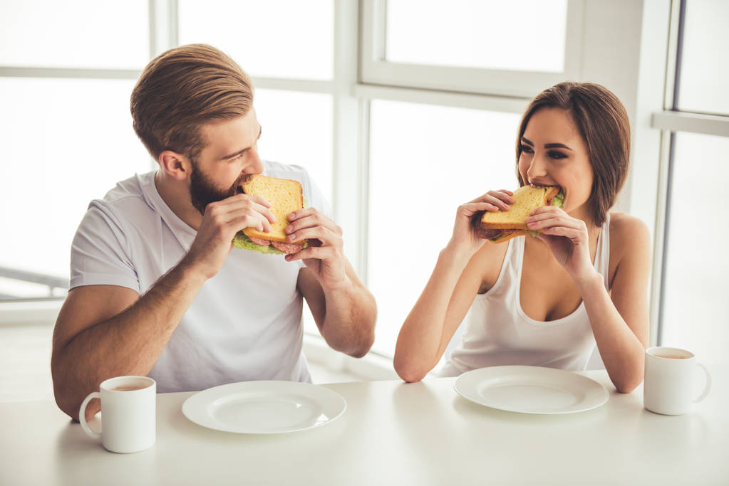couple prenant un petit déjeuner
 - Photo, image