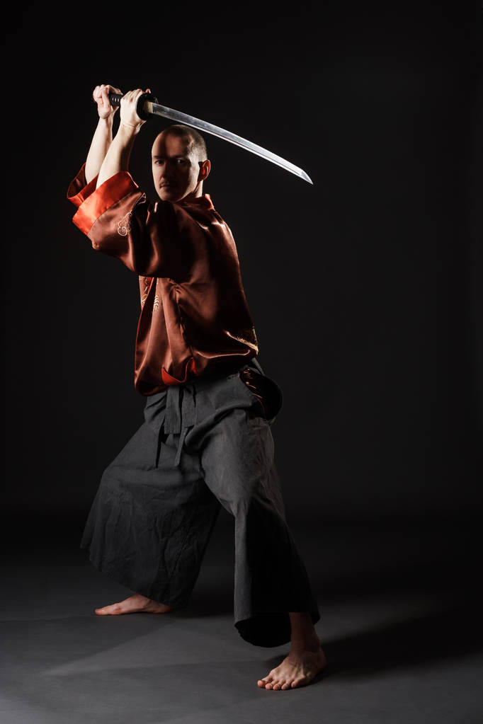 Mies kiinalainen puku miekka studio muotokuva
 - Valokuva, kuva
