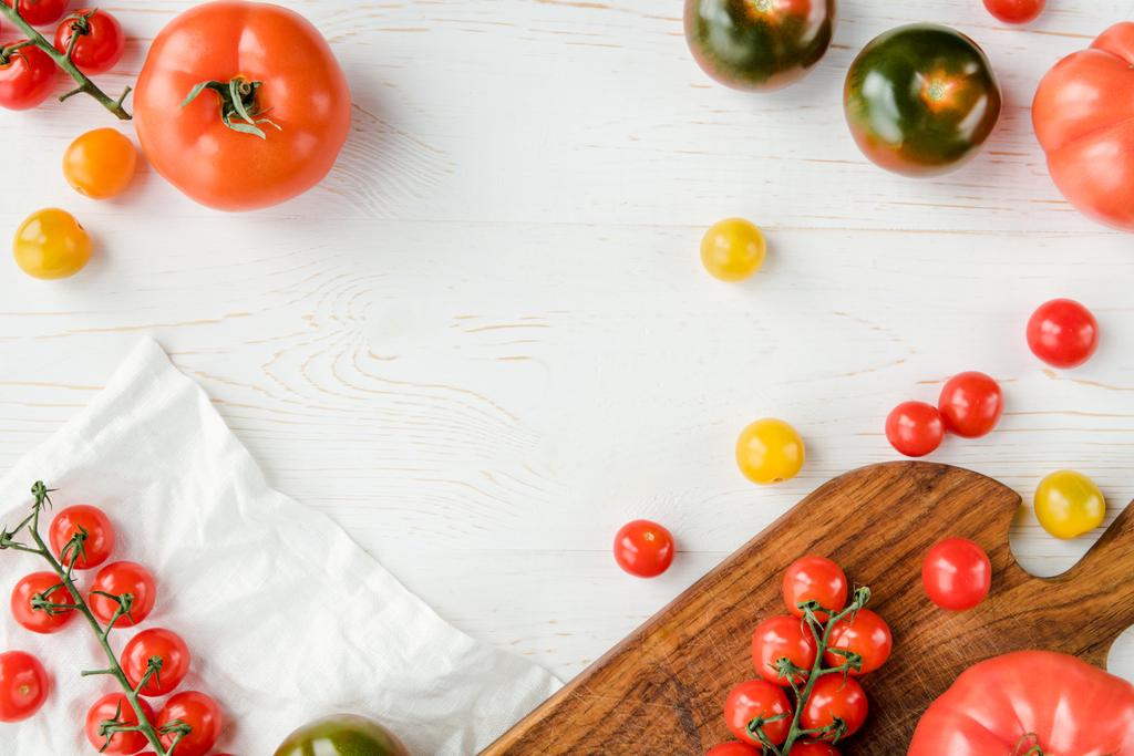 tomates e tábua de corte
 - Foto, Imagem