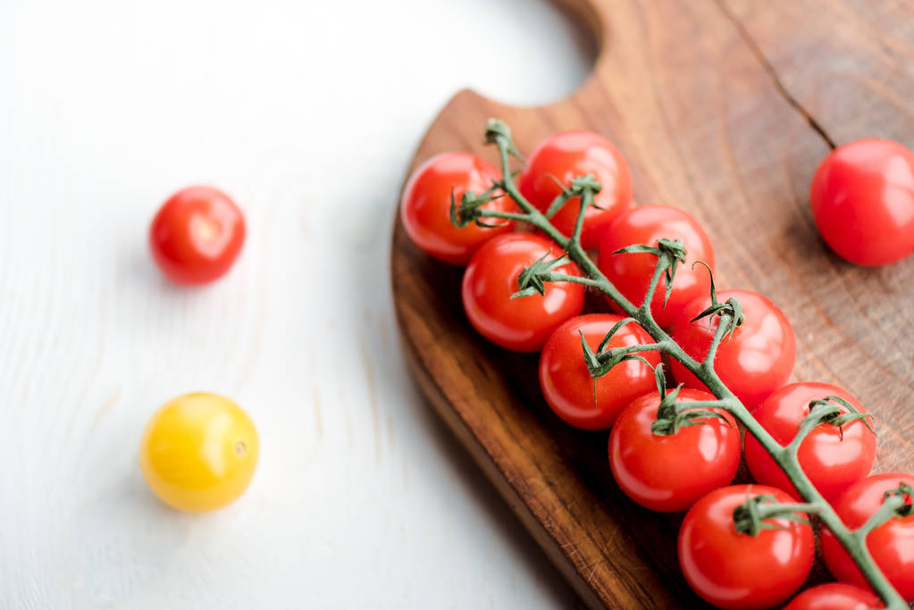 Tomates y tabla de cortar
    - Foto, Imagen