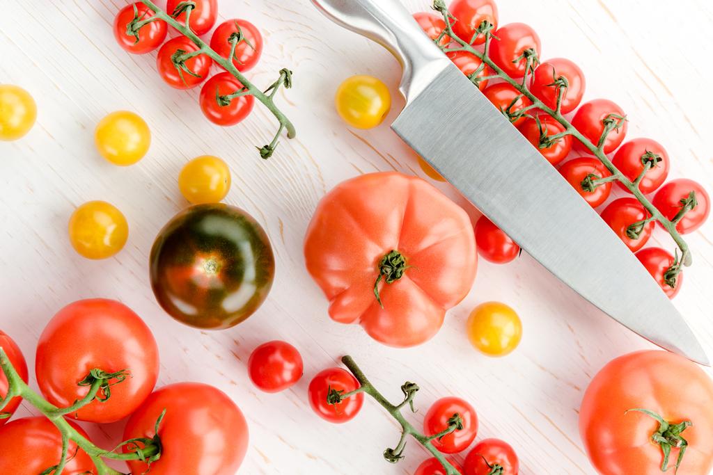 Tomates frescos y cuchillo
 - Foto, Imagen
