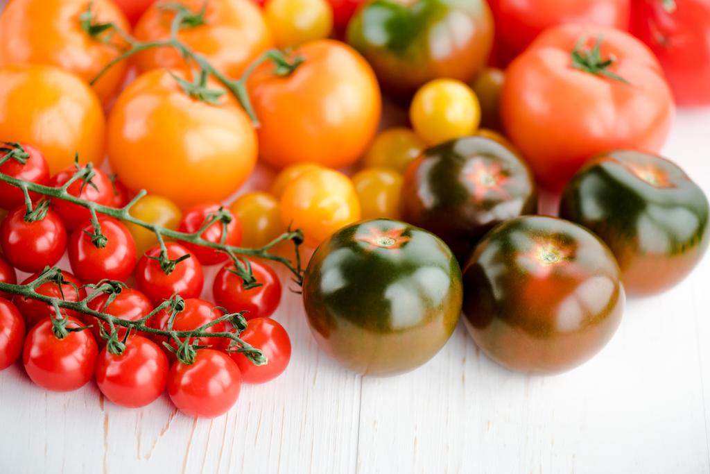 Tuoreet kypsät tomaatit     - Valokuva, kuva