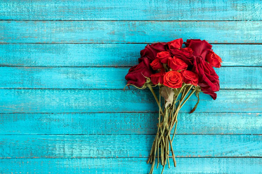 Ramo de rosas en la mesa
 - Foto, imagen