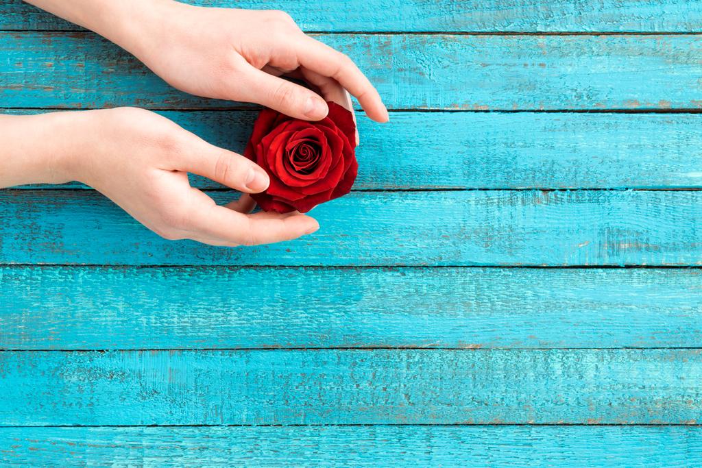 τα χέρια κρατώντας τριαντάφυλλο - Φωτογραφία, εικόνα