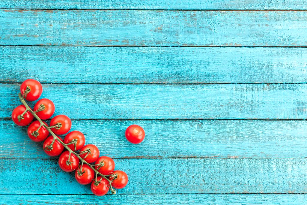 pomodorini freschi sul tavolo
 - Foto, immagini