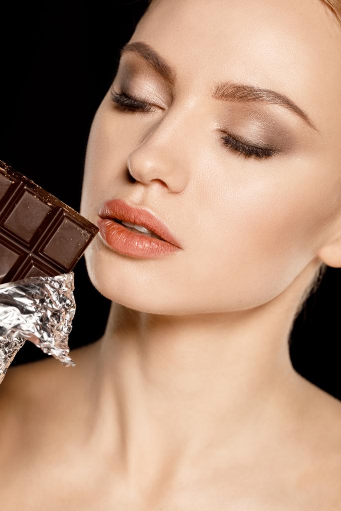 Nainen suklaapatukan kanssa
 - Valokuva, kuva