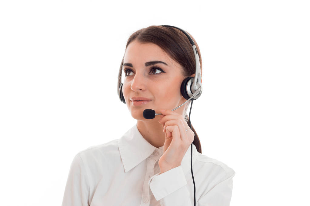 muotokuva nuori kaunis Call Center työntekijä tyttö kuulokkeet ja mikrofoni poseeraa valkoisella taustalla
 - Valokuva, kuva