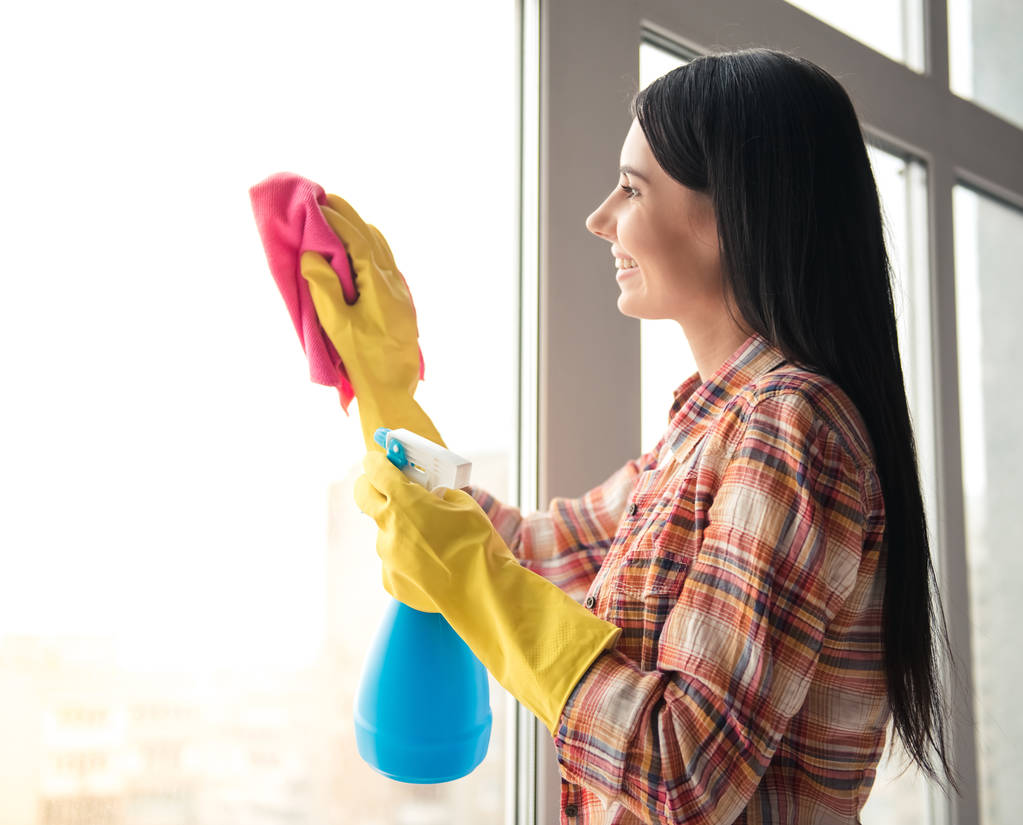 Красива жінка прибирає будинок
 - Фото, зображення