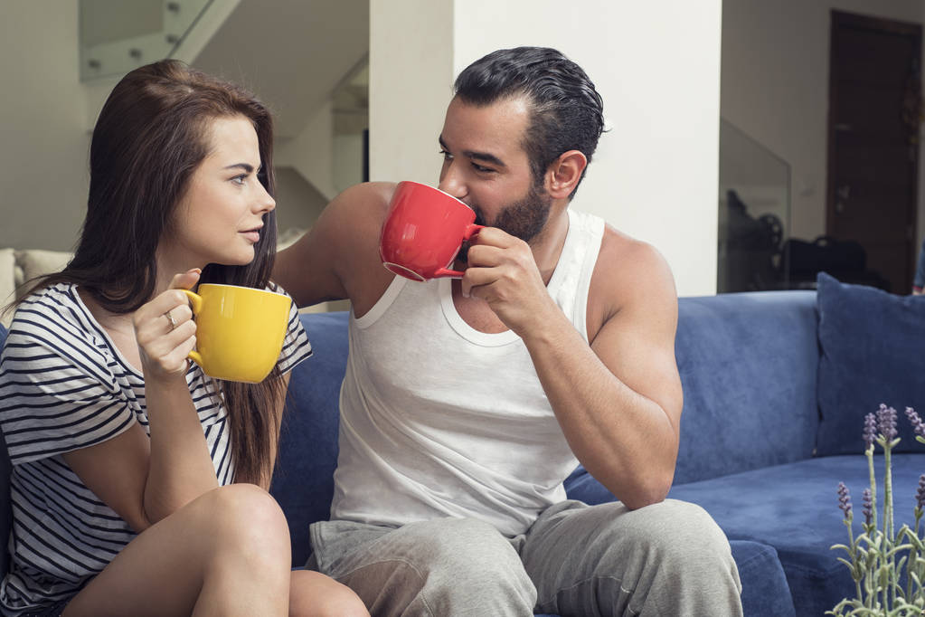 Piękna Młoda para picie kawy w salonie, Coupl - Zdjęcie, obraz