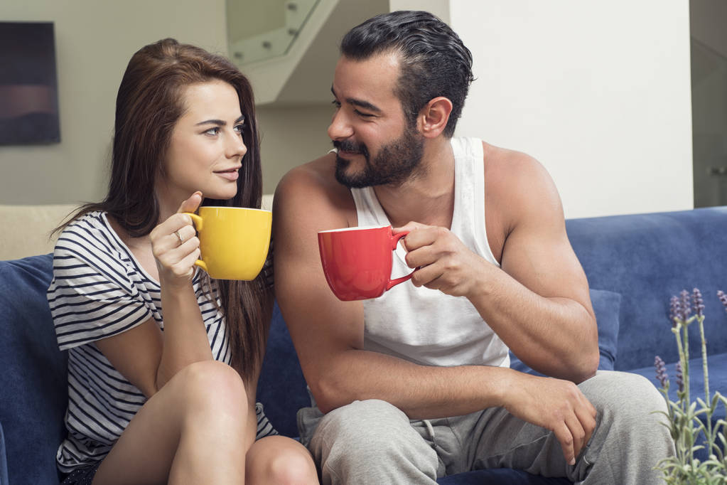 Oturma odasında çifti içme kahve güzel genç Çift - Fotoğraf, Görsel