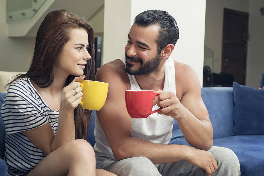 Bela jovem casal beber café na sala de estar, Coupl
 - Foto, Imagem