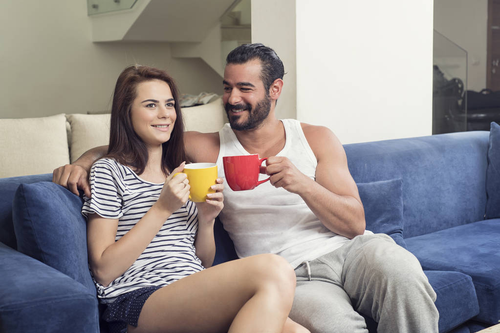 Kaunis nuori pari juo kahvia olohuoneessa, Coupl
 - Valokuva, kuva