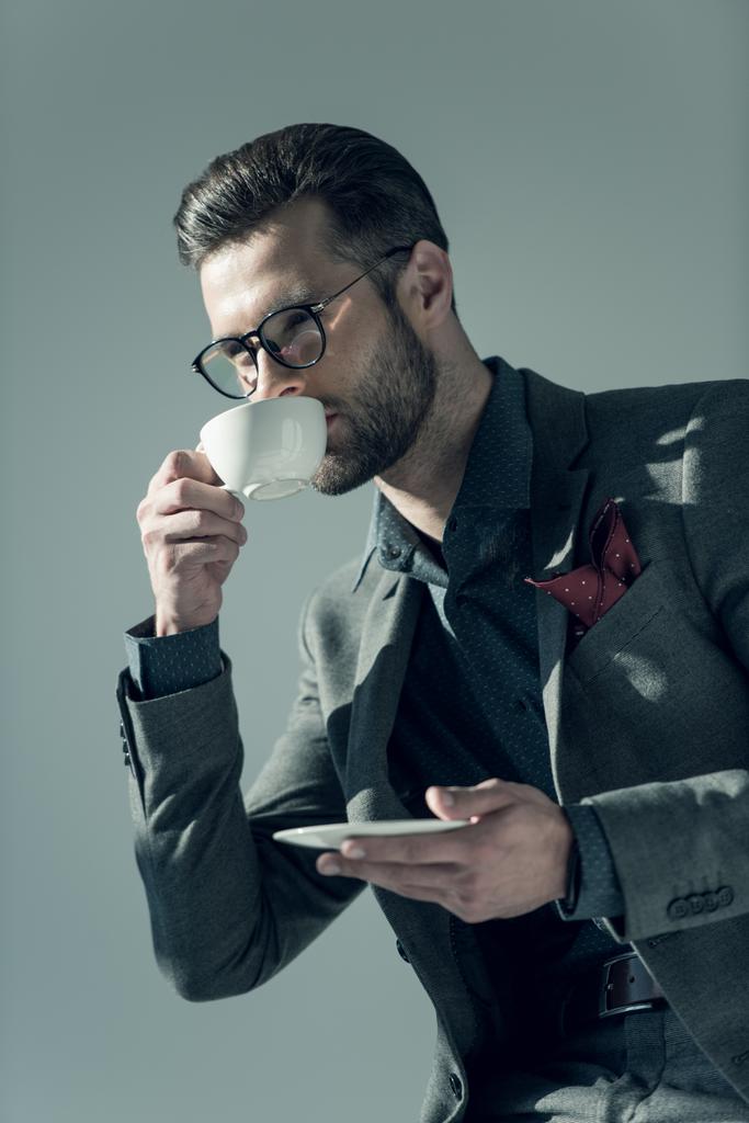 Hombre con taza de café
 - Foto, imagen
