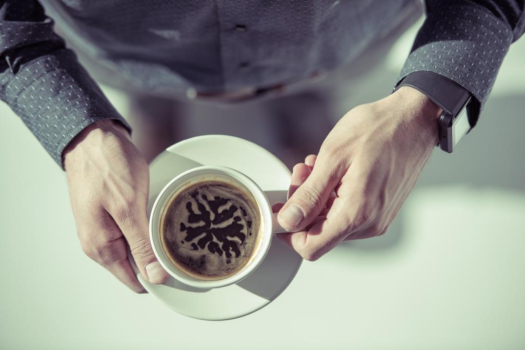 Homem com copo de café
 - Foto, Imagem
